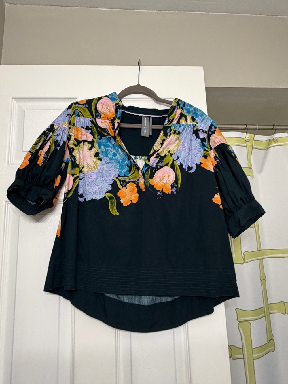 Anthropologie Darcey Deep Navy blue Floral Puff-Sleeve V-Neck swing Blouse